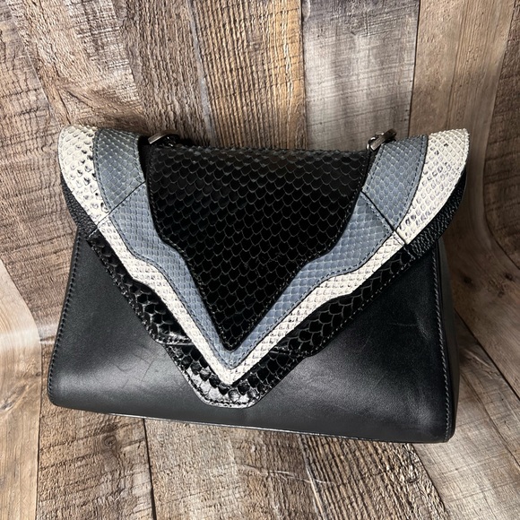 Rouge & Lounge Elegant Black and Gray Women's Crossbody Bag - Picture 8 of 13